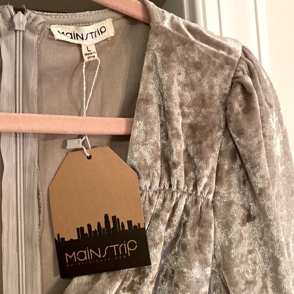 Main Strip NWT Gorgeous Gold/Cream Velour Junior Dress 👗 Size Large - Picture 5 of 16